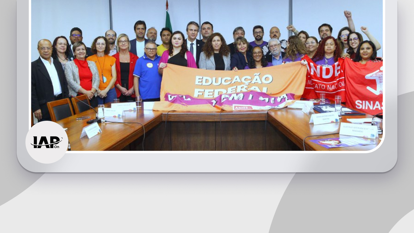 Governo assina reajuste de até 30% com profissionais da Educação.